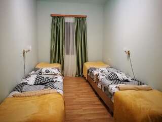 Проживание в семье Agora Тбилиси Четырехместный номер с общей ванной комнатой-2